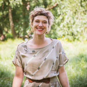 Jasmin Schlüter ist in Hamburg geboren und hat Kostümgestaltung an der Hochschule für Bildende Kunst Dresden studiert. Sie hat als Gewandmeisterin an Theatern in Basel, St. Gallen und Berlin gearbeitet und ist seit 2019 Dozentin HfBK Dresden für modernen und historischen Herrenschnitt. Sie hat für das „Tapfere Schneiderlein“ die Kostüme gefertigt.